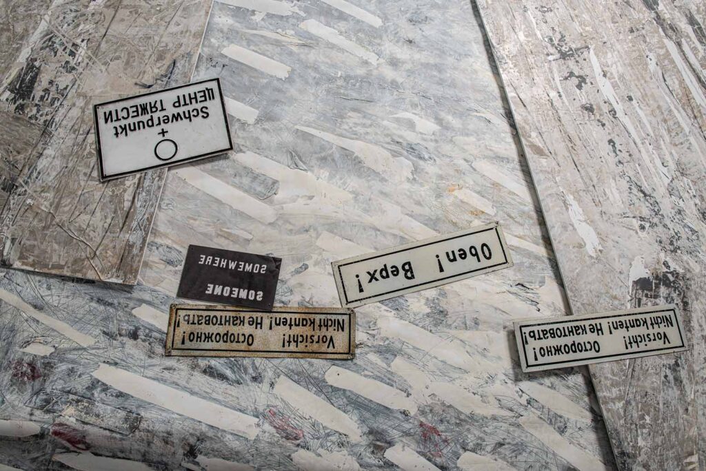 DO PUNKTU SANITARNEGO, akryl na papierze, PRACA MODUŁOWA, 2012r.