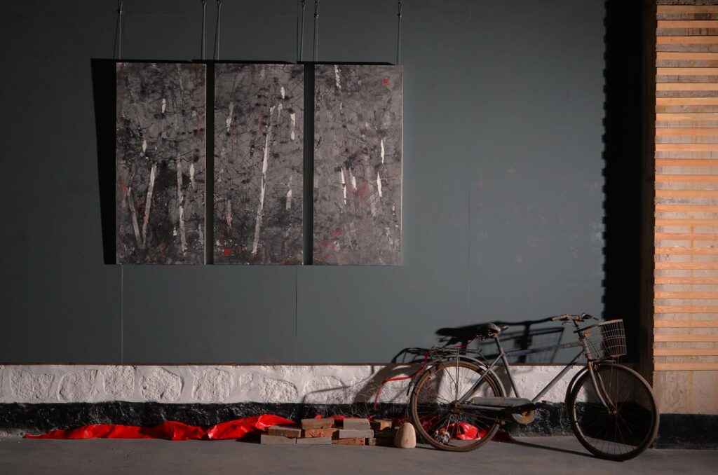 Drzazgi, instalacja, akryl, papier na drewnie,140x187cm, Shangyuan Art Museum, Chiny, 2015 r.