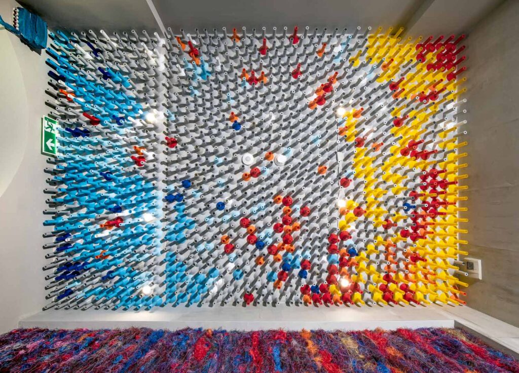 Instalacja z odpadów plastikowych zakładów włókienniczych. Szpulki i nici, 2019r.