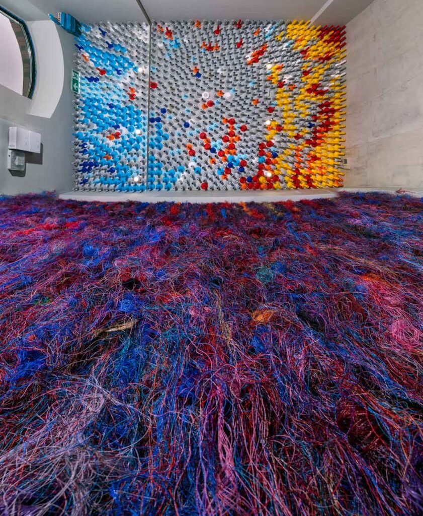 Instalacja z odpadów plastikowych zakładów włókienniczych. Szpulki i nici, 2019r. Renata Micherda-Jarodzka, Mirosław Chudy
